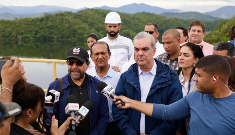Director del INDHRI ofrece detalles de niveles de presas, en recorrido de Luis Abinader.