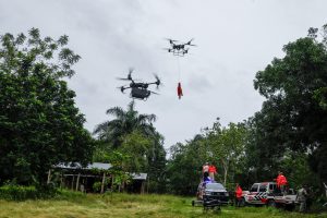 Drones del Sistema 911 en entrega de ayudas por las lluvias.