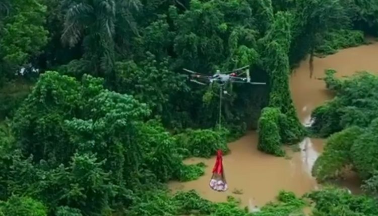 Drones del Sistema 911 en entrega de ayudas por las lluvias.