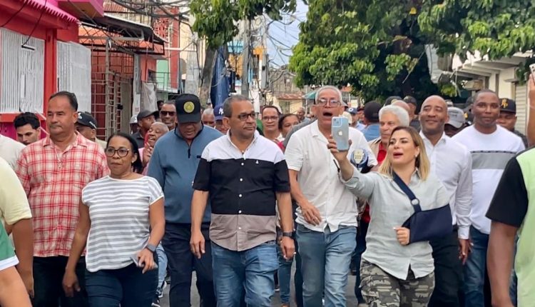Miembros de Fuerza del Pueblo se movilizan previo a marcha.