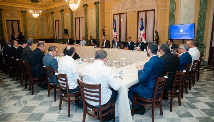 Abinader encabezó reunión con dirigentes del comercio.