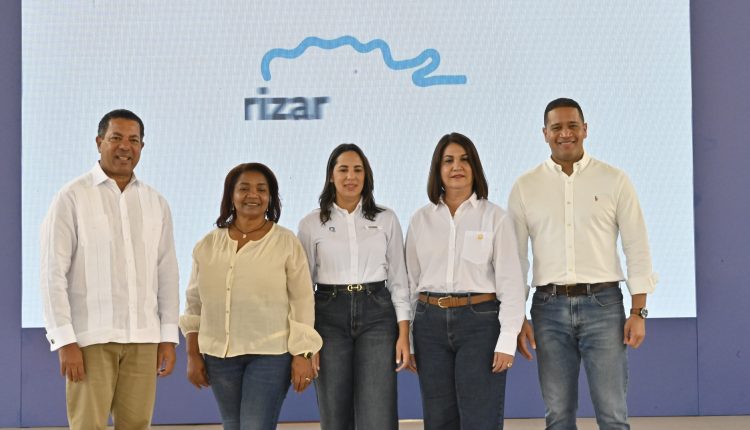 Ysidro García, vicepresidente ejecutivo senior de Negocios; Ana María Castillo, gobernadora de la provincia San Juan de la Maguana; Alieska Díaz, vicepresidente ejecutiva senior Administrativa; Lenin De La Rosa, alcalde del municipio San Juan; Ana Pou, vicepresidente ejecutiva senior de Capital Humano, Tecnología y Operaciones.