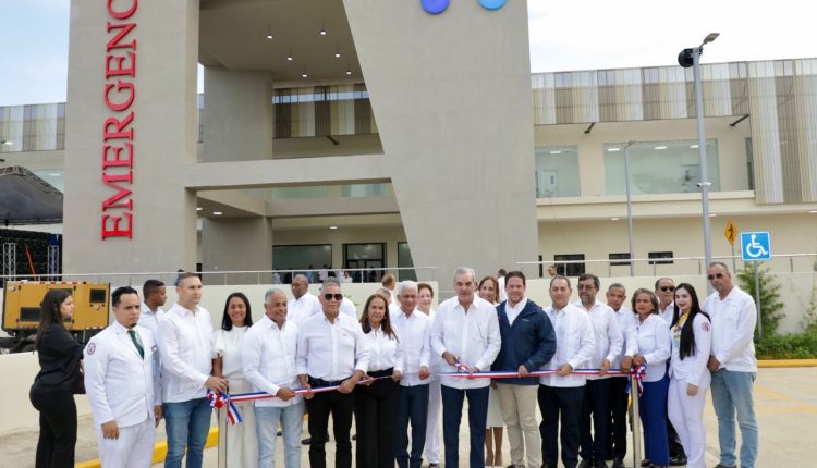 Abinader corta cinta para inaugurar hospital en San Francisco de Macorís.