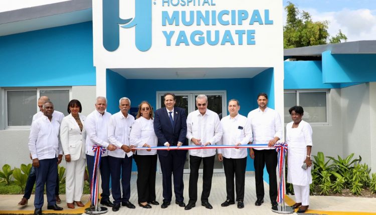 Corte cinta para inauguración de hospital al de Yaguate.