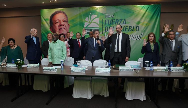 Leonel Fernández encabezó juramentación de la Dirección Política de Fuerza del Pueblo.