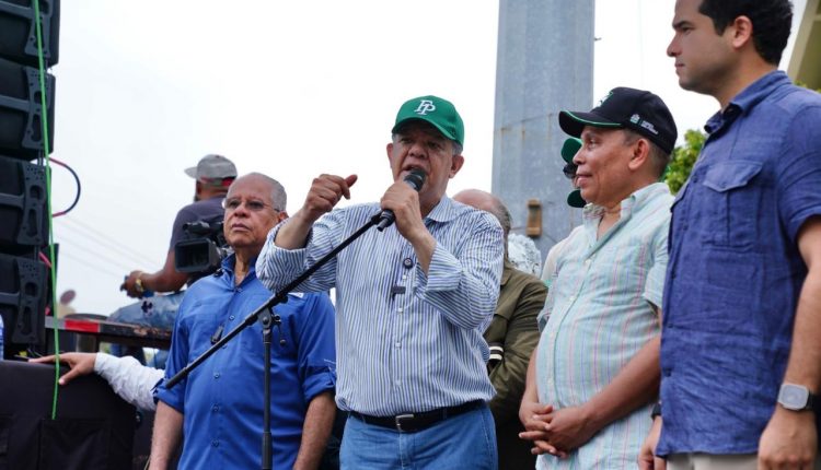 Leonel Fernandez habla después de marcha.