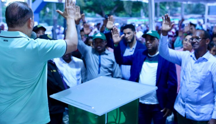 Radhamés Jiménez toma juramento a nuevos miembros.
