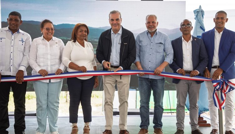 Abinader corta cinta para inauguración de carretera en San Cristóbal.