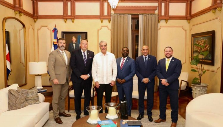 Abinader junto a representantes de la DEA y de la DNCD.