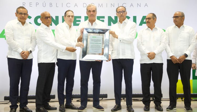 Abinader participa en actividad de ACIS.