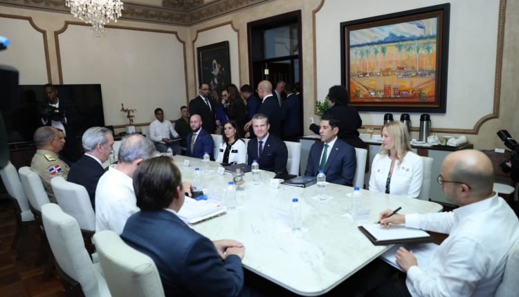 Abinader y funcionarios reunidos con Peter Hegseth en el Palacio Nacional.