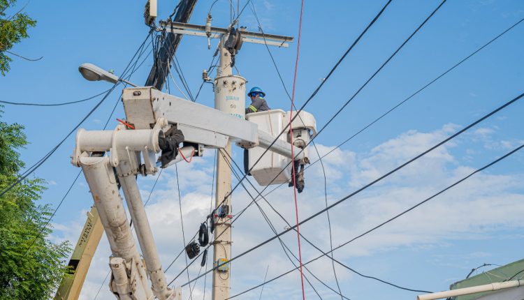 Brigada de Edesur en plena labor.