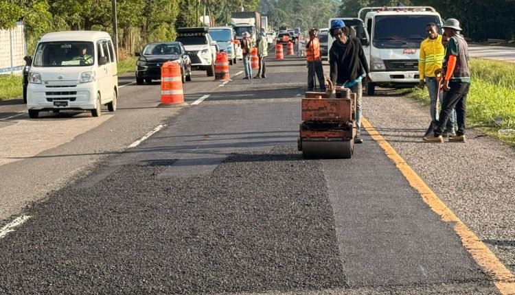 Brigadas de Obras Públicas en calles del Distrito Nacional.