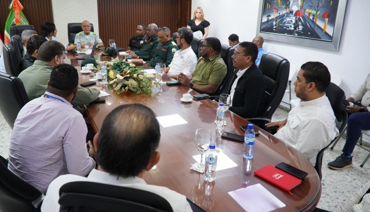 Autoridades coordinan plan de tránsito por el Viernes Negro.