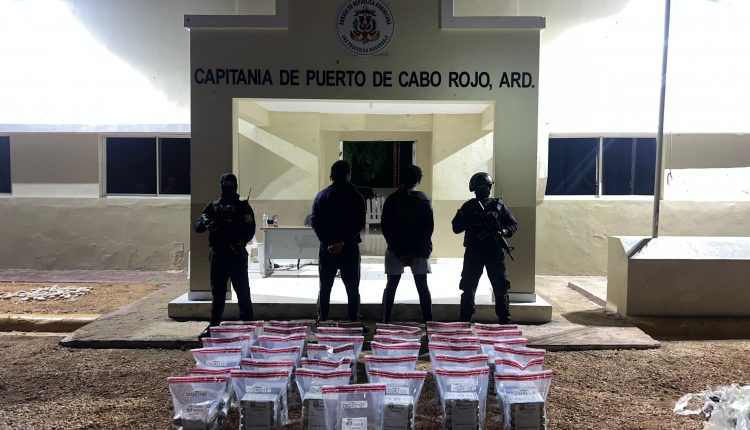 Detenidos con droga en operativo en Pedernales.