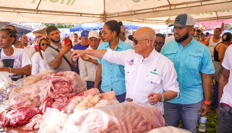Director de Inespre en feria en Los Frailes.