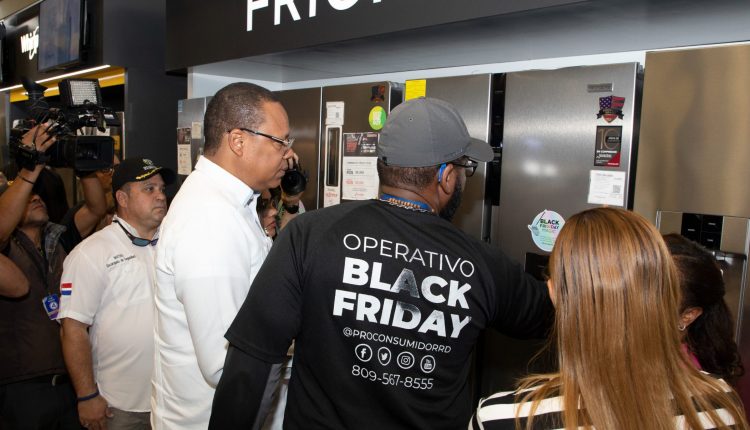 El director ejecutivo de Pro Consumidor, Eddy Alcántara, en un recorrido realizado en el día de hoy por establecimientos comerciales de Santiago,