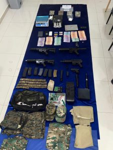 Droga, dinero y armas incautados por la DNCD en Santo Domingo Este.