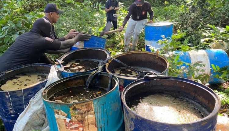 Fábrica clandestina de alcohol.