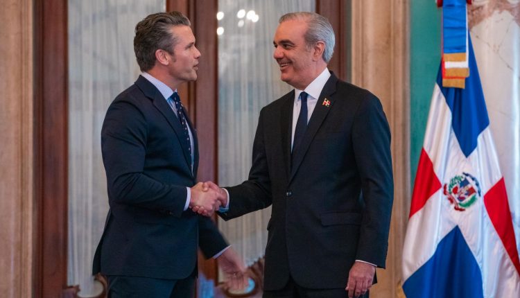 Hegseth saluda a Luis Abinader.