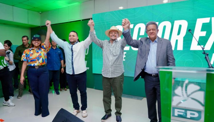 El exsenador Félix Vásquez ingresa a la Fuerza del Pueblo.