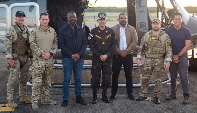 Autoridades que participaron en operativo en Boca Chica.