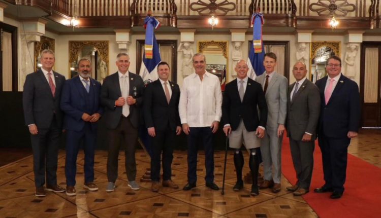 Abinader reunido con legisladores de Estados Unidos.