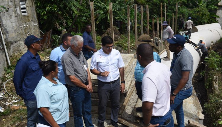 Director de la CAASD recorre cañada.