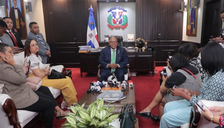 Alfredo Pacheco habla con periodistas.