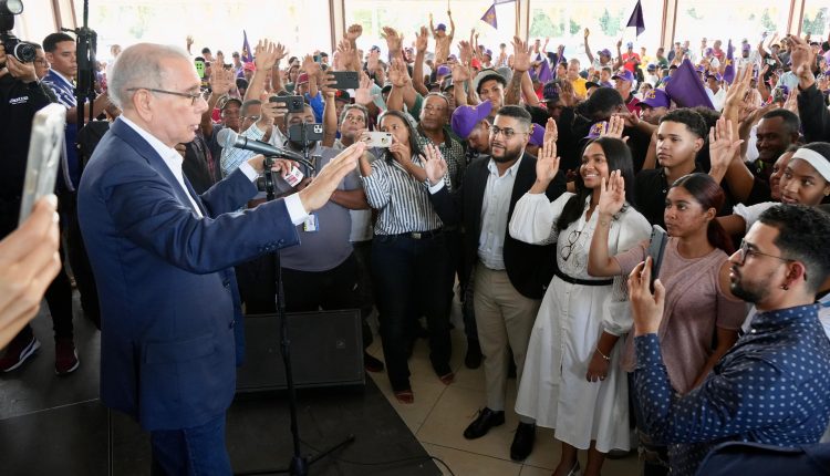 Danilo Medina toma juramento a nuevos miembros en la provincia Duarte.