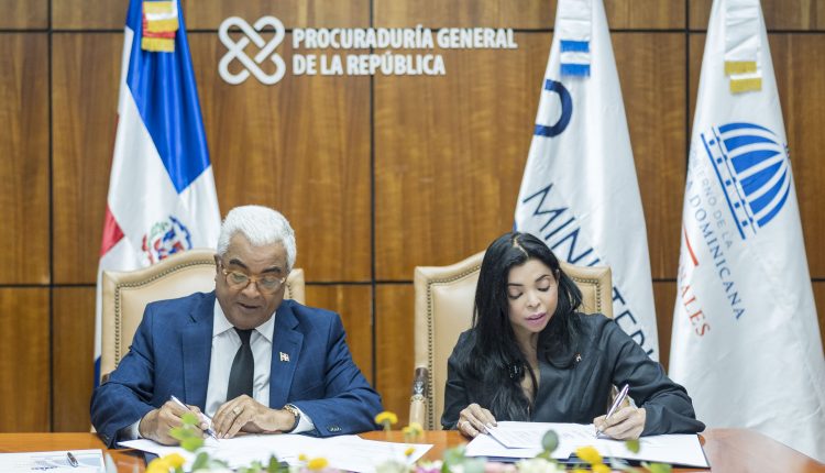 Rafael Burgos Gómez y Yeni Berenice Reynoso firmaron acuerdo.