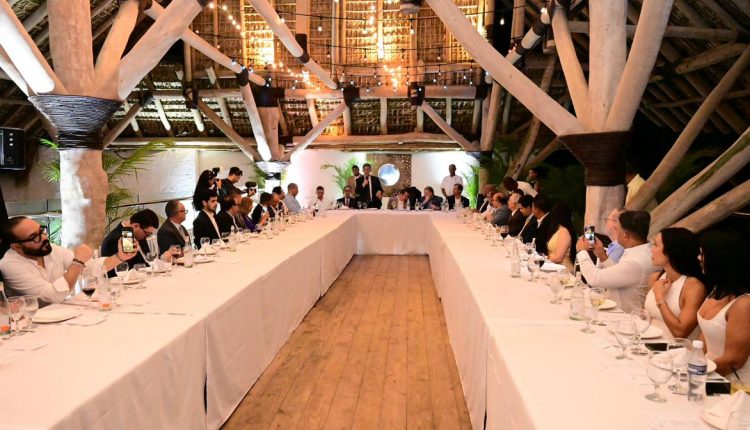 Leonel Fernández reunido con profesionales.