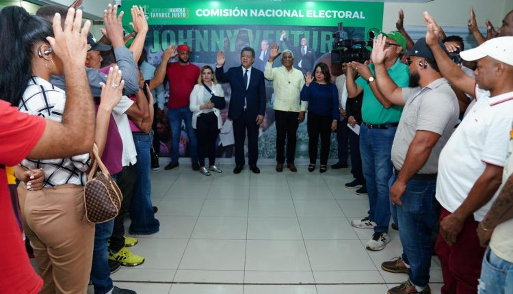 Leonel Fernández toma juramento a nuevos miembros.