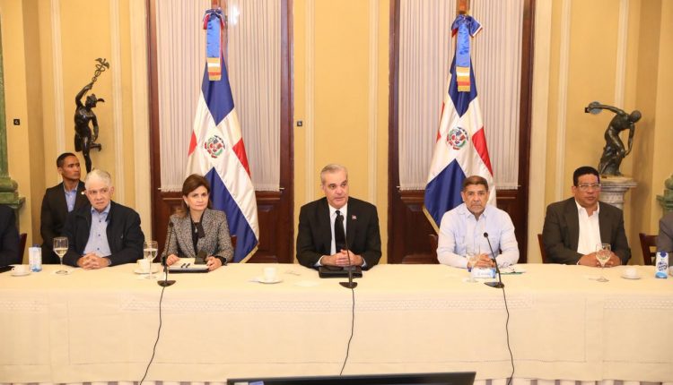 Luis Abinader en reunión con gabinete de gobierno.