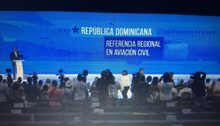 Luis Abinader participa en La Semanal desde Punta Canal con el tema sobre la Conectividad aérea.
