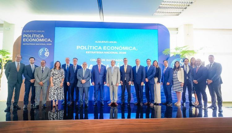 Magín Díaz junto a directiva de la AIREN.