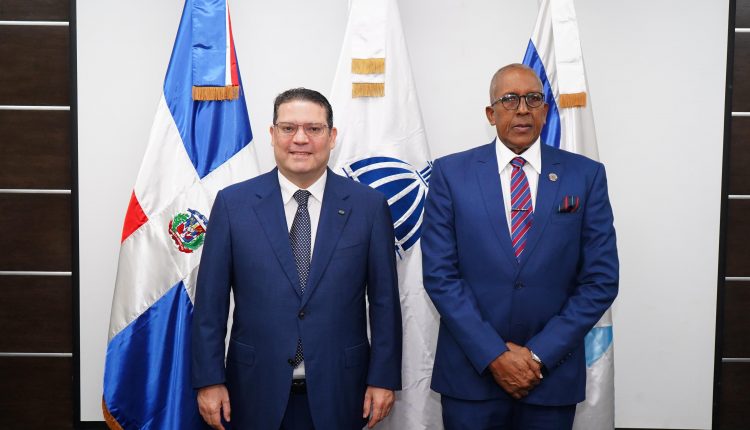 Sanz Lovatón, titular de la DGA. y Félix Antonio Santana García, contralor general de la República.