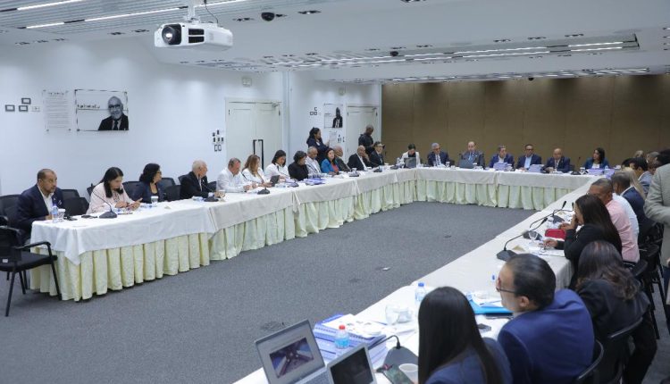 Reunión de diputados con Magín Díaz por el presupuesto de 2026.