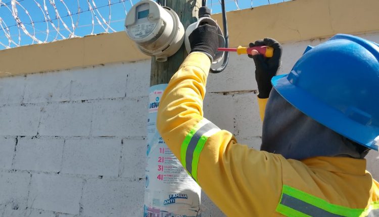 Técnico de Edesur en plena jornada.