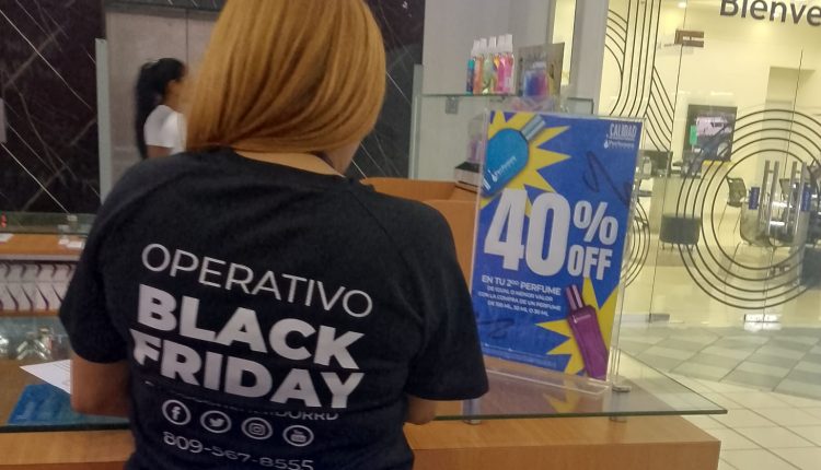 Inspectora de Pro Consumidor verificando precios de productos previo al Viernes Negro.