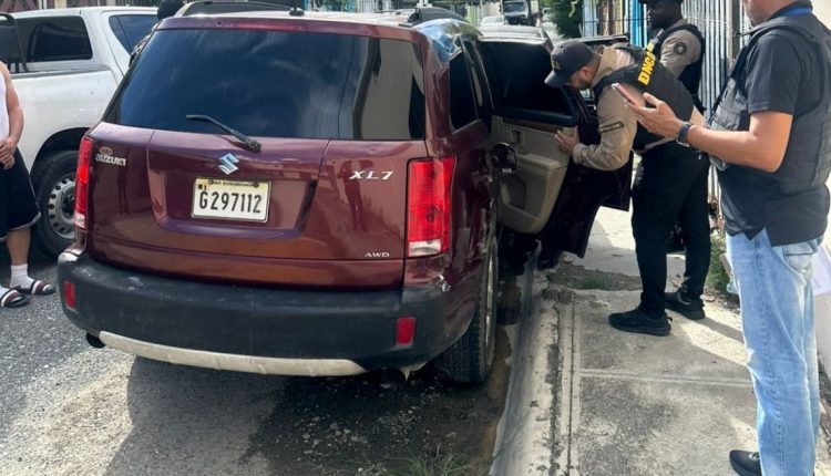 Chequeo de vehículo por agentes de la DNCD.