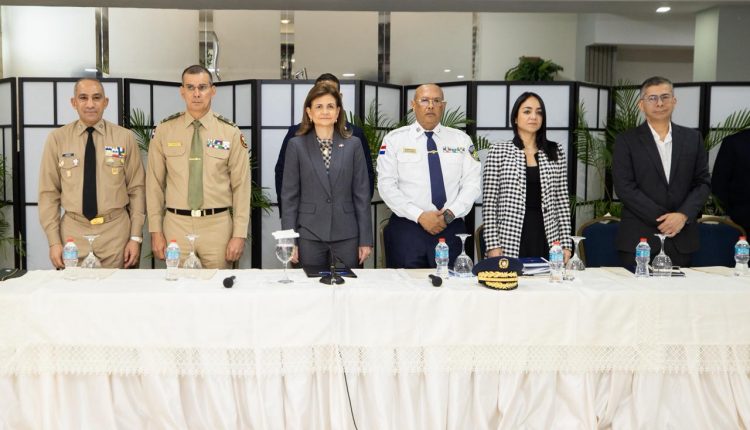 Raquel Peña junto a funcionarios en reunión sobre seguridad.