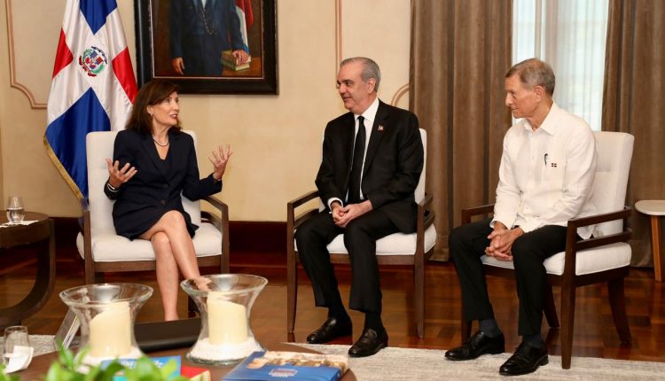 Kathy Hochul. Luis Abinader y el canciller Roberto Álvarez