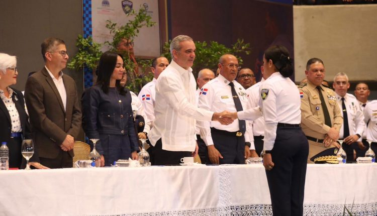 Abinader presidió graduación de nuevos policías.