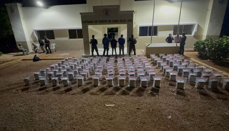 Detenidos en decomiso de cocaína en Pedernales.