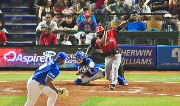 Yamaico Navarro castigó al Licey.