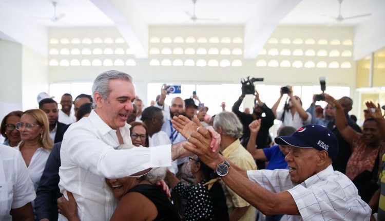Abinader durante recorrido por el interior.
