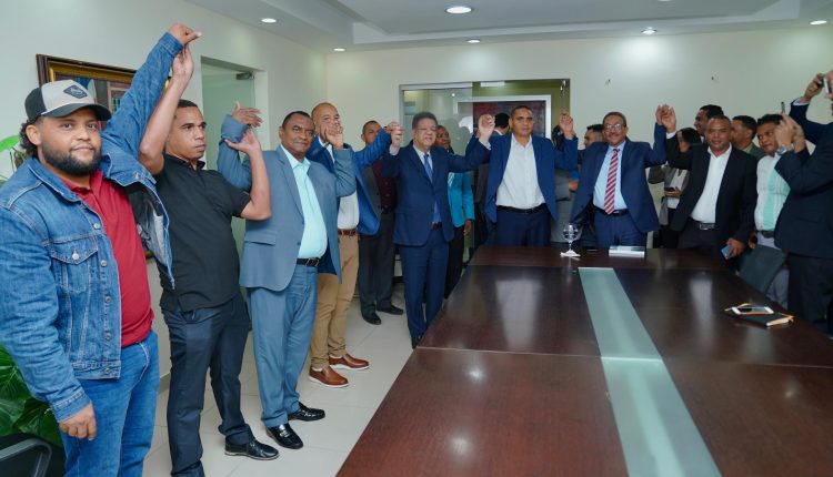 Bernardo Arroyo y otros juramentados en la Fuerza del Pueblo.