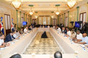 Reunión de Abinader con funcionarios.