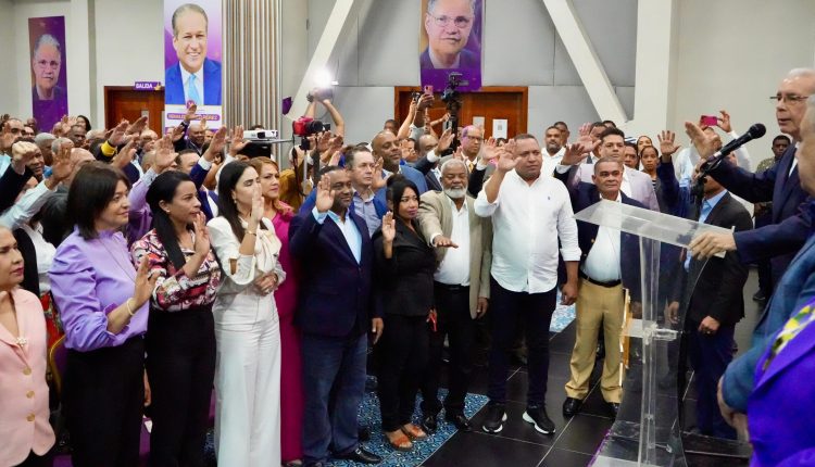 Danilo Medina toma juramento a nuevos subsecretarios en el PLD.